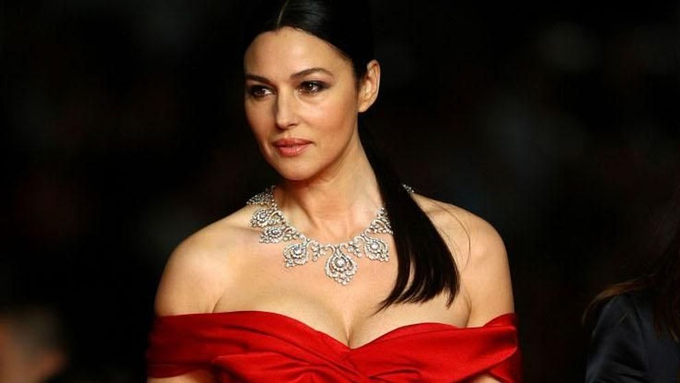 Cât de sexy poate fi Monica Bellucci la 58 de ani. A apărut într-o ținută transparetă pe coperta unei reviste