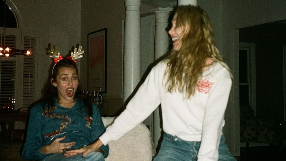 Par surori, nu mamă și fiică! Miley Cyrus, imagine de 3,5 milioane de like-uri alături de mama ei, Tish: „Poza asta mi-a vindecat depresia!”