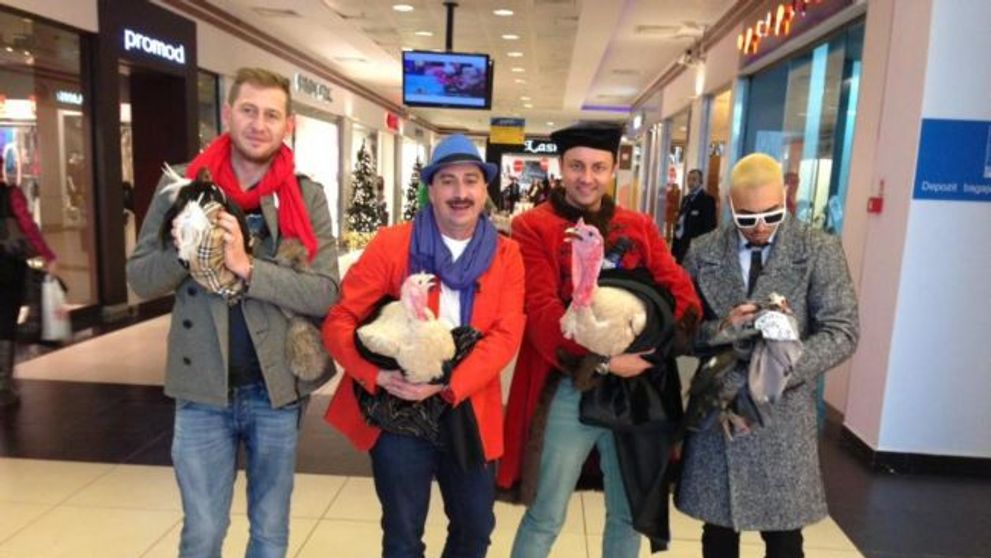 Coco Chanel, curcanul de companie al lui Maruta, isi face debutul in lumea buna a Bucurestiului. Luni, la 