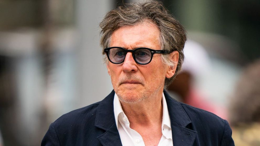 Gabriel Byrne, molestat de un preot în copilărie. Ce i-a spus când l-a sunat, după mulți ani
