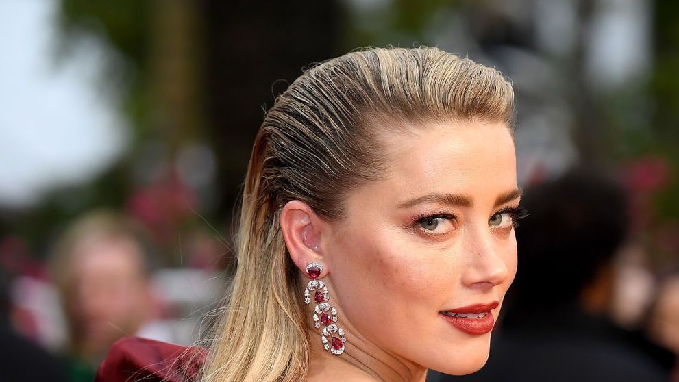 Amber Heard, fosta soție a lui Johnny Depp, este iubita unui model cu 8 ani mai tânăr decât ea