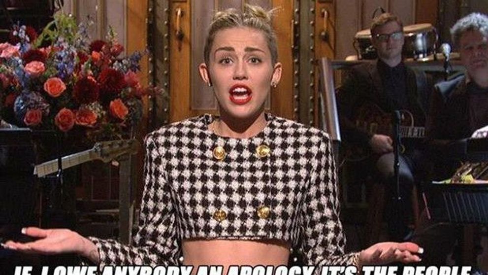 Miley Cyrus a impresionat placut la ultima aparitie televizata. Cum a aparut si cum a cantat LIVE intr-o emisiune