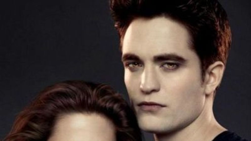 Kristen Stewart si Robert Pattinson, obligati de producatori sa defileze impreuna pe covorul rosu. Noi imagini cu cei doi actori in ultimul film Twilight