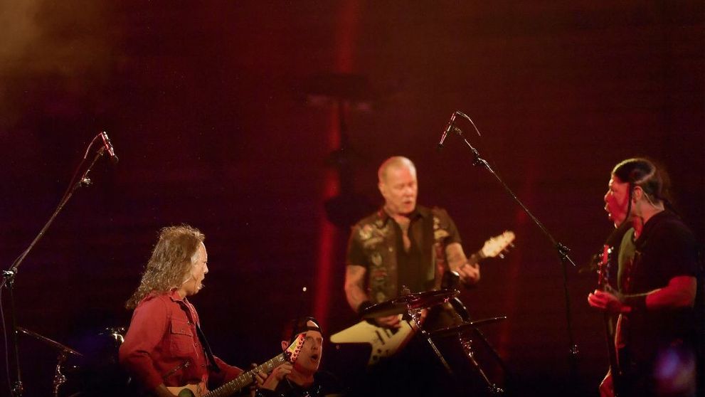 Nimeni nu se aștepta la asta! Metallica a surprins România cu o piesă legendară cântată în română! Cum a arătat momentul cel mai spectaculos al concertului