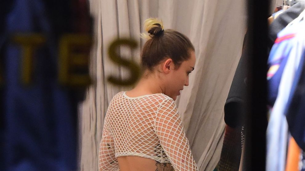 Miley Cyrus, dezinhibata pana si la cumparaturi. In ce tinuta sexy au surprins-o paparazzi
