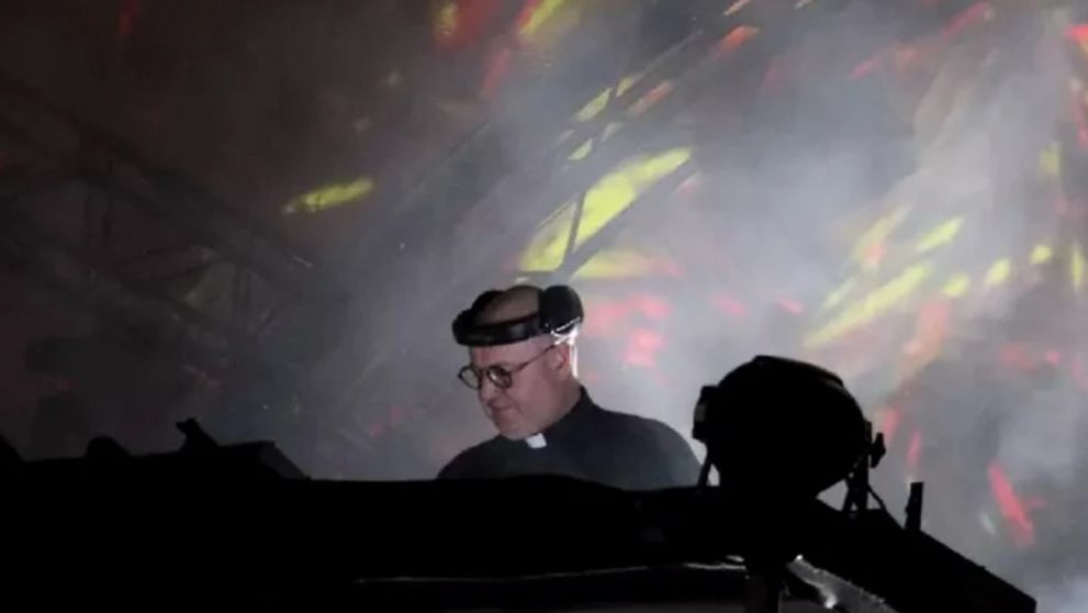 Un preot DJ a făcut senzație la un eveniment din Cluj! Imaginile au stârnit sute de reacții: „Mixez această credință” VIDEO