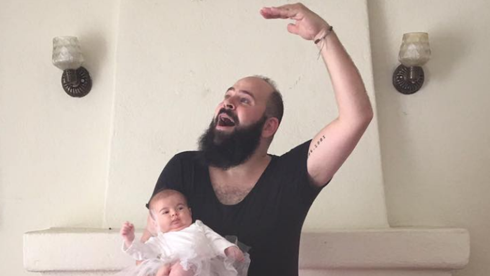 Face deliciul internetului alaturi de micuta sa in varsta de numai 9 luni. Cum a reusit un tata sa devina celebru