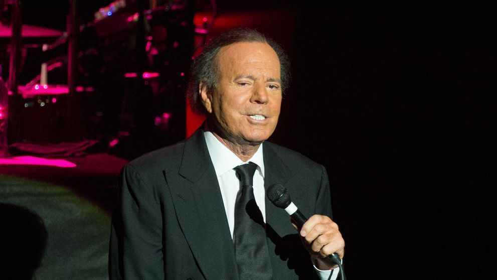 Acuzat de trafic de persoane şi infracţiuni sexuale, Julio Iglesias susține că e nevinovat. Artistul îşi pregăteşte apărarea alături de avocaţi