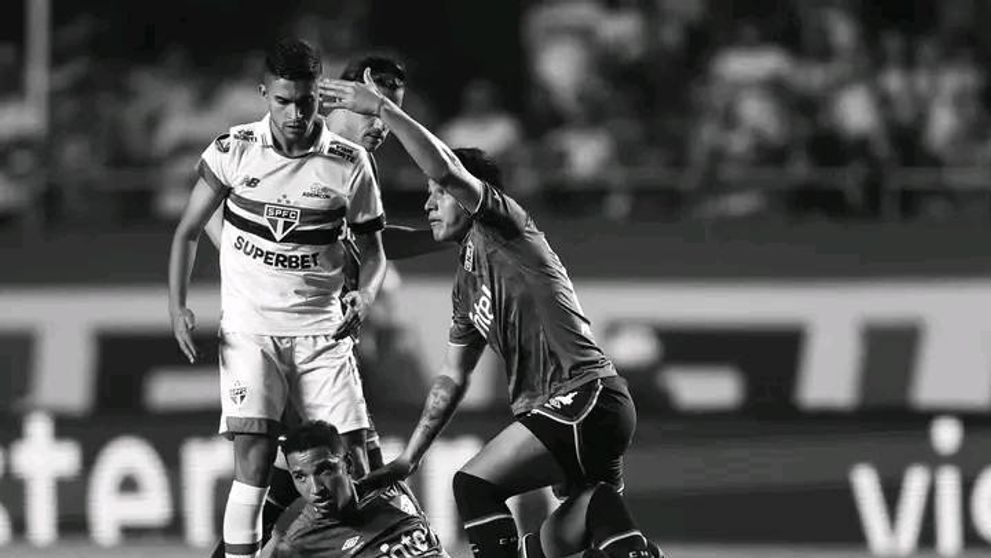 Un celebru fotbalist a murit la 27 de ani, după ce s-a prăbușit pe teren! Devenise tată în urmă cu 2 săptămâni