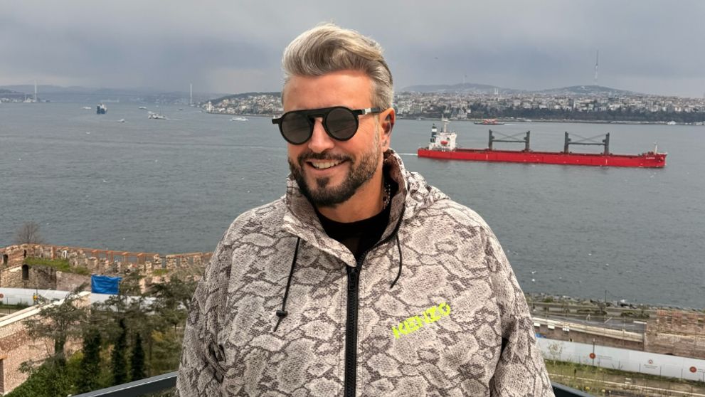 Cătălin Botezatu face ravagii și acum. Deși s-a despărțit de Nicolle de o jumătate de an, a recunoscut că are o relație de peste un an și jumătate. Designer-ul, declarații inedite despre partenera care l-a convins să îi dea papucii modelului de 18 ani: „Se suprapun, pentru că am vrut să știu care e mai ok”