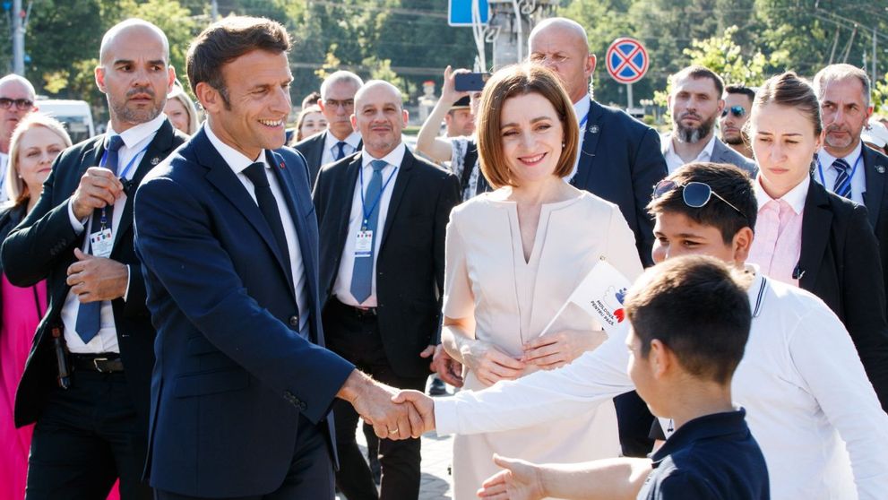 Maia Sandu și Emmanuel Macron, la o plimbare prin centrul Chișinăului