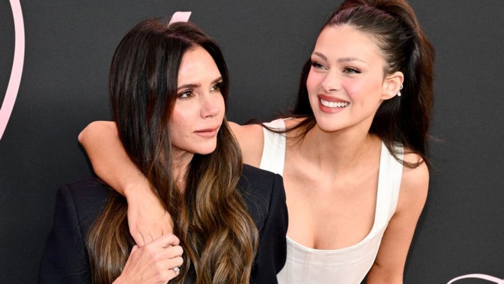 În poze par cele mai bune prietene. Abia acum s-a aflat că Victoria Beckham a făcut-o să plângă pe Nicola Peltz la nunta cu Brooklyn