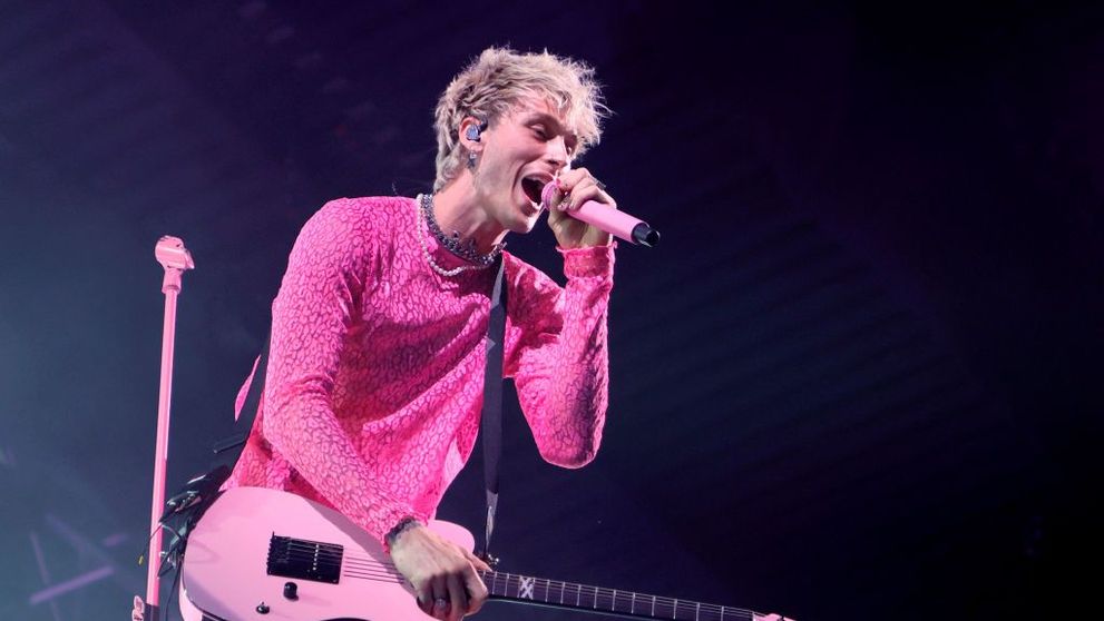 Machine Gun Kelly, electrocutat în timpul unui concert. Imaginile surprinse de fani