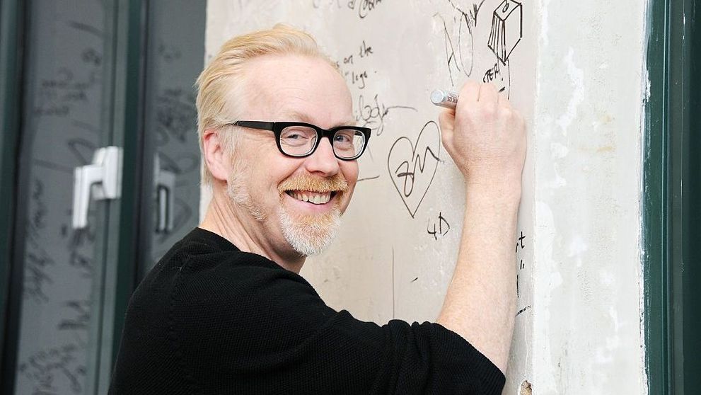 Adam Savage, de la MythBusters, acuzat de propria soră de abuz sexual. „Vrea să obțină bani”