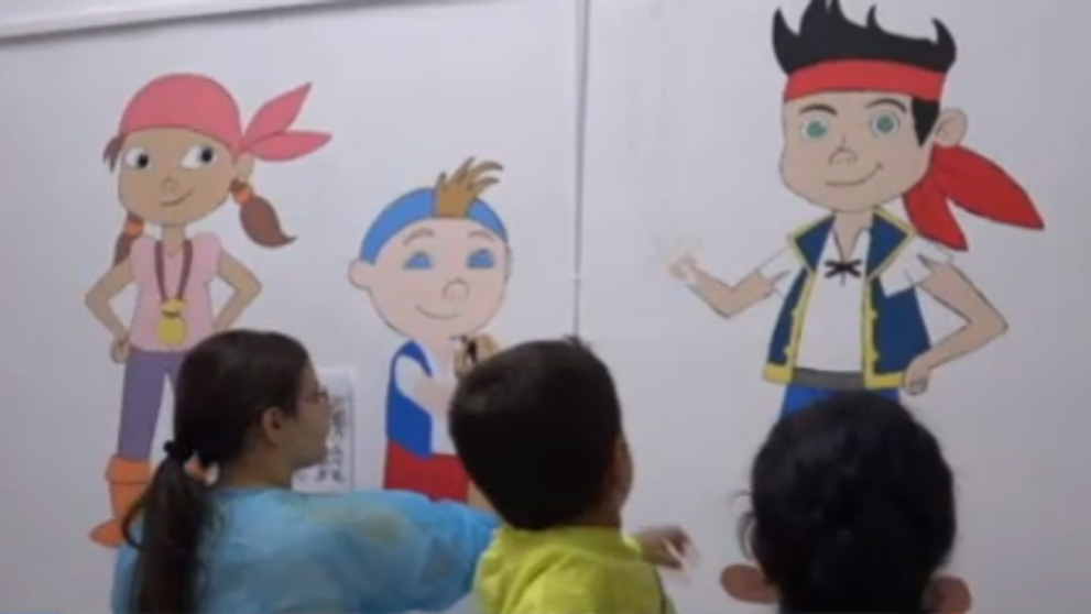 Un desen pe un perete alb poate alunga suferinta unui copil. La spitalul din Blaj, sectia de pediatrie a prins viata