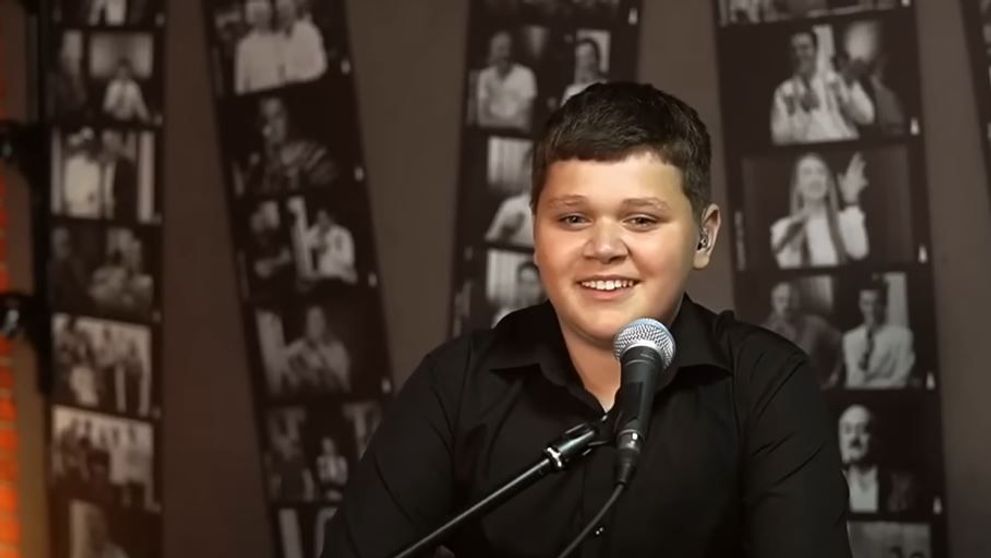 Cine este Oleg Spînu, băiatul care îi face pe oameni să plângă la nunți. A facut senzație cu melodia „Când mă sună fata mea”