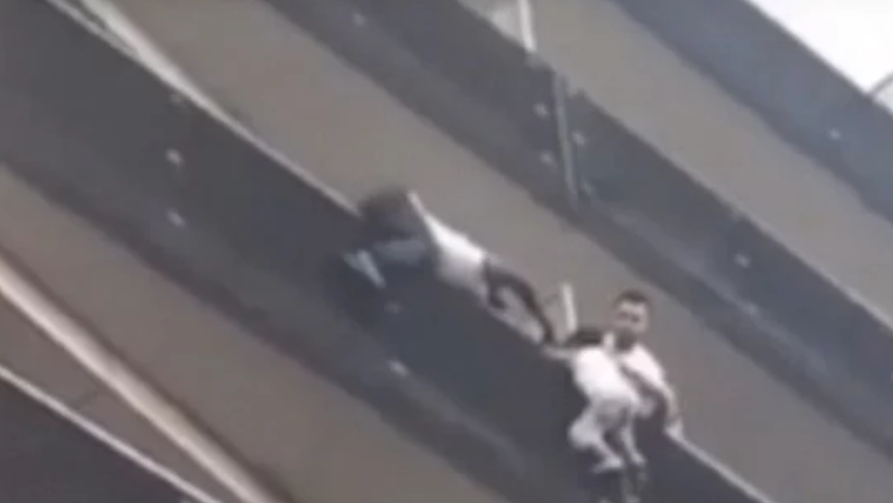 Un imigrant a devenit erou in Franta. Gestul sau l-a impresionat si pe presedintele Macron
