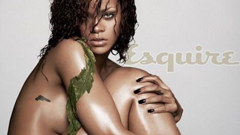 Rihanna a pozat goala pentru revista Esquire! FOTO