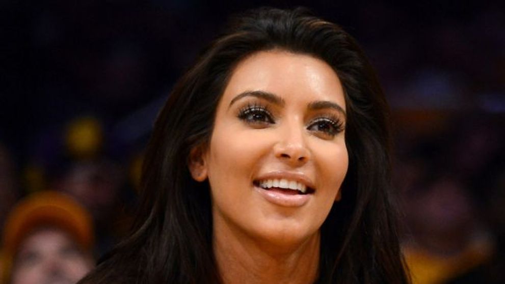 Nu-si constientizeaza greutatea. Kim Kardashian si-a inghesuit posteriorul urias intr-o fusta cu doua numere mai mica
