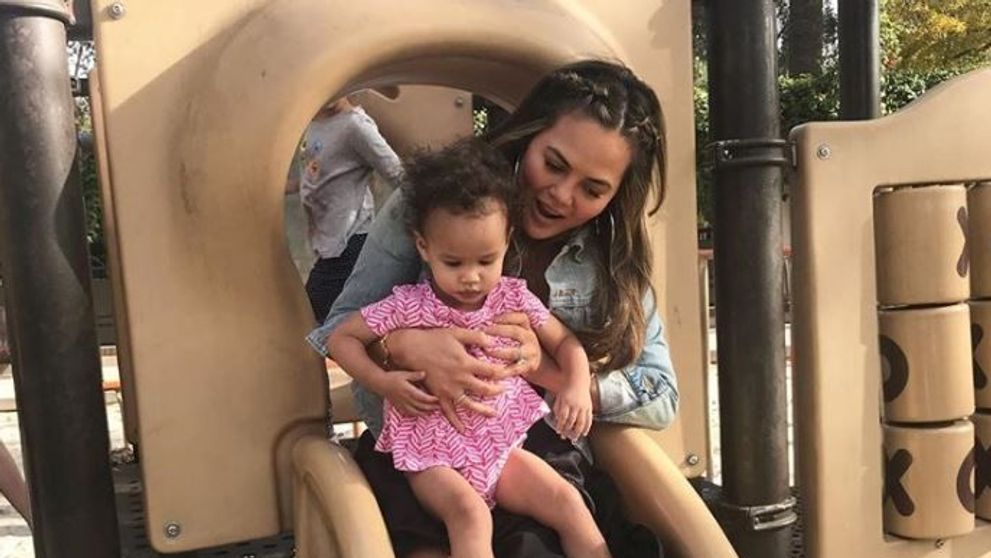 Un portret adorabil de familie a starnit numeroase controverse. Cum a reusit Chrissy Teigen sa atraga un val de critici