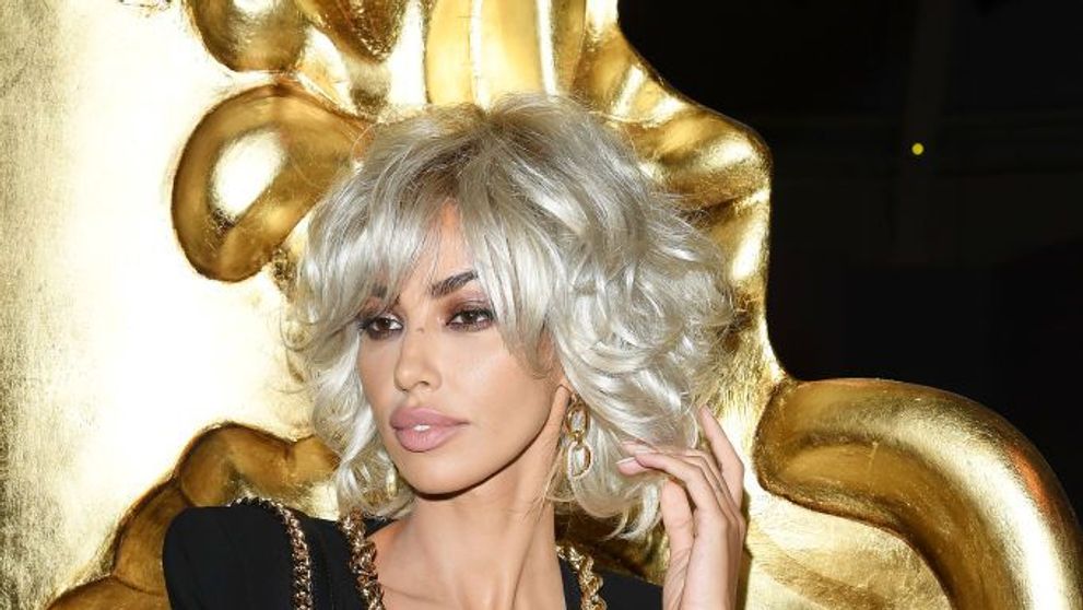 Mădălina Ghenea, blondă la Milano. Cât de sexy este cu un look a la Marylin Monroe