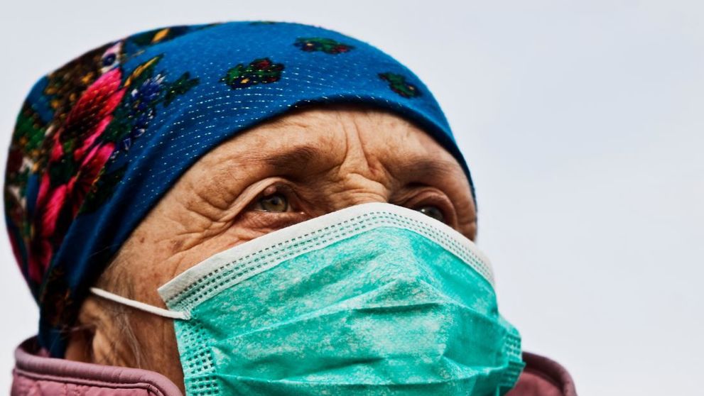 Un veteran de război de 99 de ani s-a vindecat de COVID-19 și a plecat din spital într-un mod triumfal