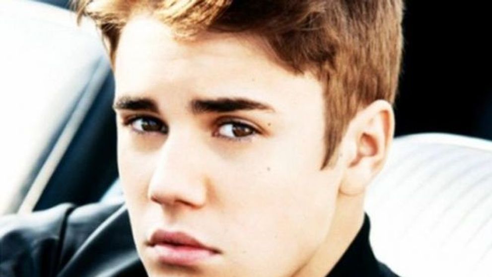 Razi in hohote: Cum s-a imbracat Justin Bieber de ziua lui. Cantaretul a implinit 19 ani