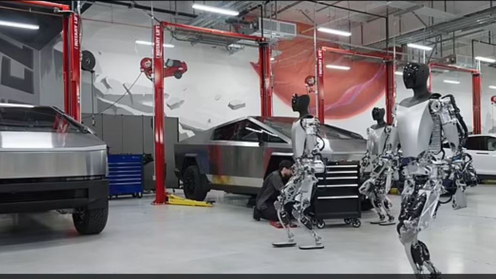 Întâmplare teribilă într-o fabrică Tesla. Un robot a atacat un inginer, lăsându-l într-o ”baltă de sânge”