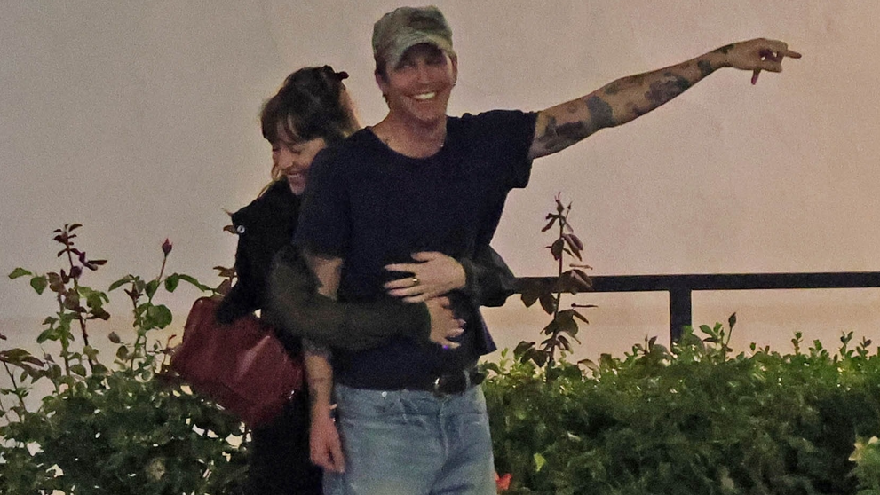 Fanii încă sperau la o împăcare, dar pare că l-a uitat complet pe fostul! Superba Dakota Johnson, surprinsă în ipostaze pasionale cu noul iubit: „Cu siguranță este mai mult decât o aventură sau doar un flirt”