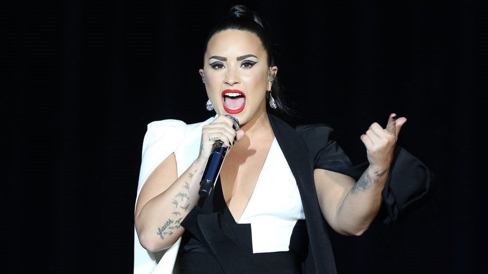 Demi Lovato face bani și de pe patul de spital. Faima artistei a crescut după supradoza de săptămâna trecută