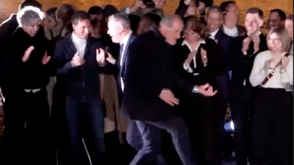Dansul viral al lui Zsolt Hegedüs, după victoria lui Péter Magyar, în Ungaria. Reacția oamenilor: ”Pare în formă bună viitorul ministru!”