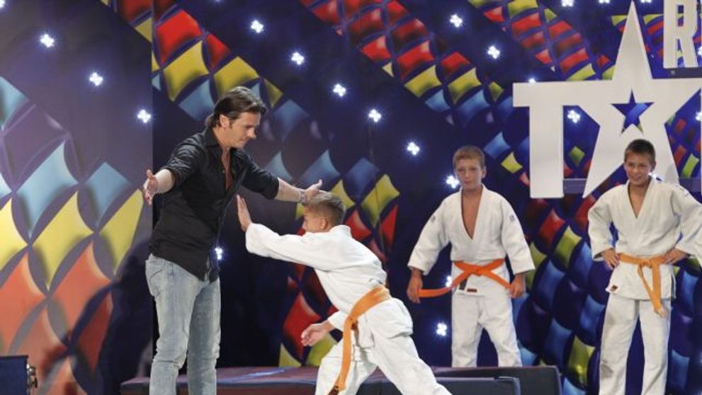 Mihai Petre, pus la pamant de un grup de judoka, la 