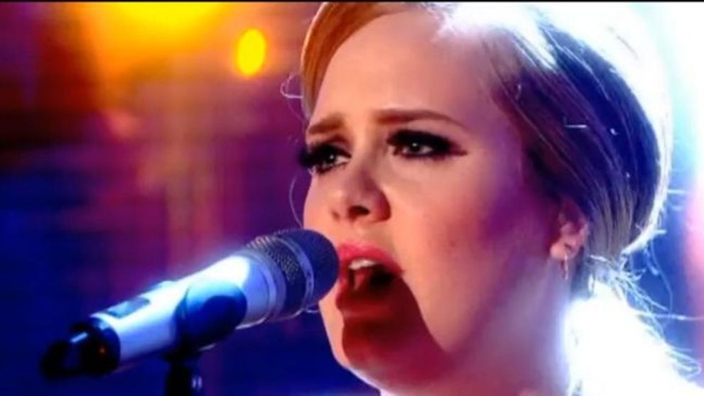 Adele a vrut sa dea foc ploii, cineva i-a dat foc lui Adele. NU e o gluma! :) <span style=