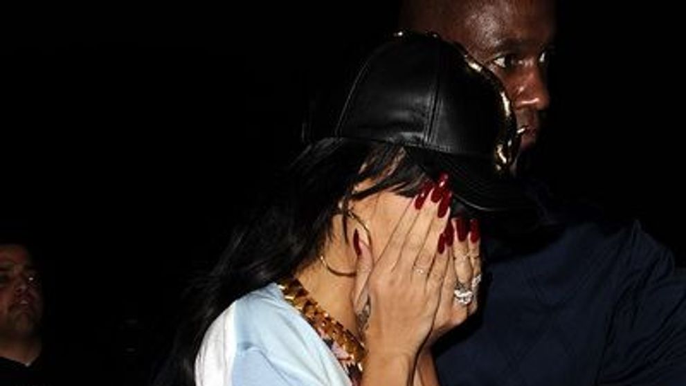 De ce se ascunde Rihanna? Unde a fost surprinsa aseara de paparazzi