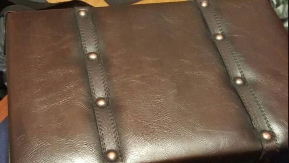 A gasit in casa o valiza despre care nu stia nimic. Ce a descoperit in ea l-a lasat fara cuvinte