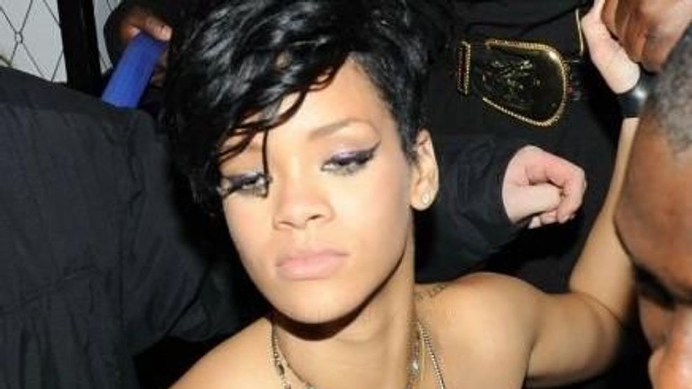 Rihanna, la betie. Cum si-a facut de ras o colega, pozand-o <span style=