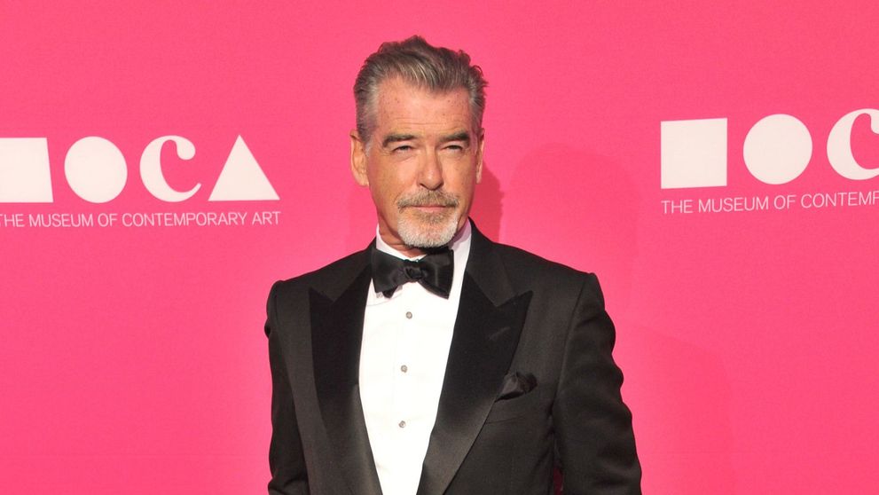 Dovada ca dragostea nu tine cont de aspect. Pierce Brosnan, surprins la plaja alaturi de sotie. Cum arata impreuna