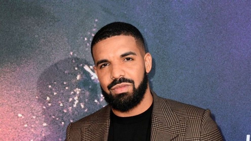 Cum arată spectaculoasa casă a lui Drake, din Toronto! Are propriul teren de baschet și piscină interioară