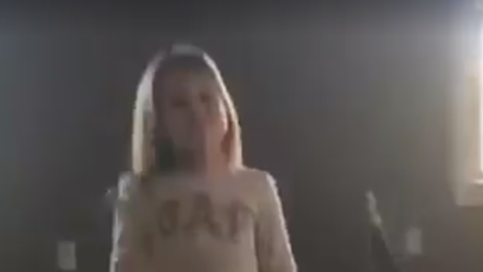 O mama si-a surprins fiica dansand in fata camerei de filmat. Ce a urmat a fost urmarit de peste 7 000 000 de oameni