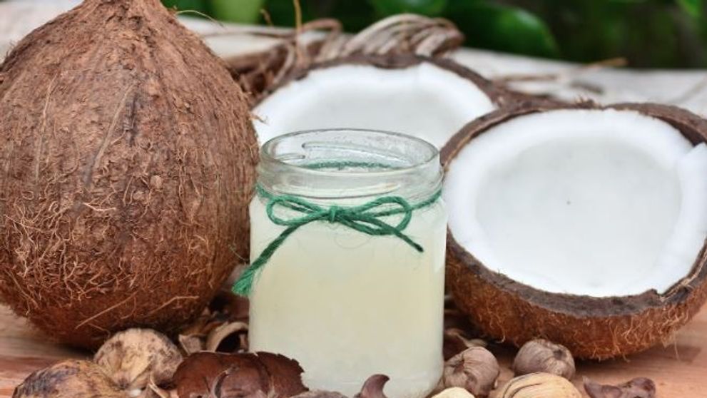 (P) Cum să folosești uleiul de cocos pentru un ten mai tânăr