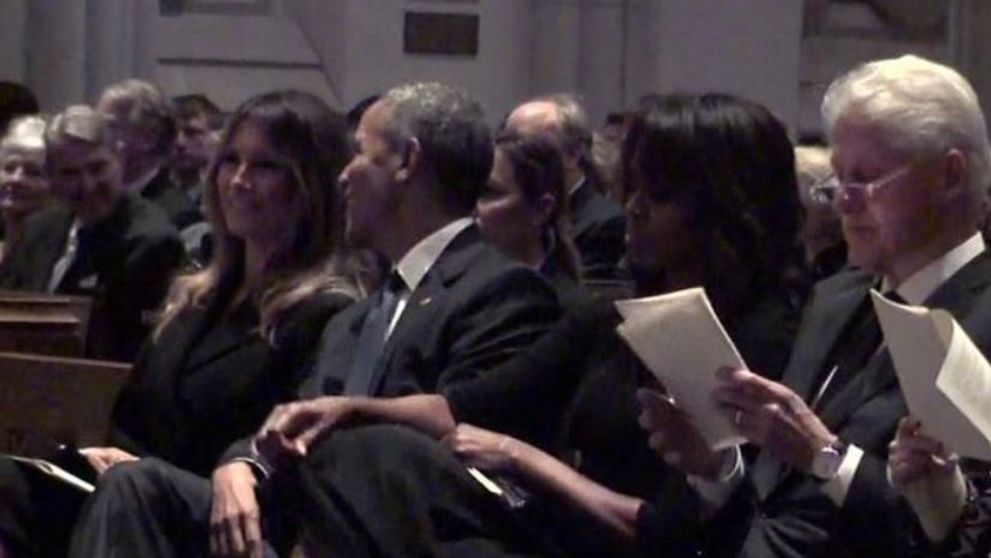 Barack Obama si Melania Trump, surprinsi facand glume la o inmormantare
