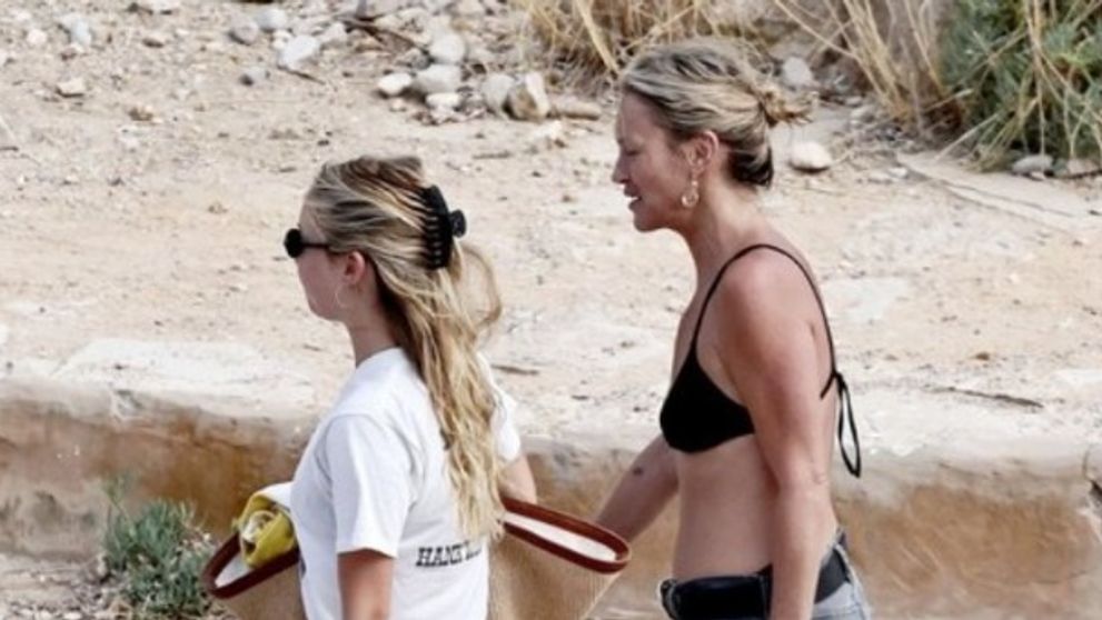 Care-i mama și care-i fiica? Kate Moss și Lila au întors toate privirile la plajă! În ce ipostaze au fost surprinse cele două: „Zici că sunt surori!”