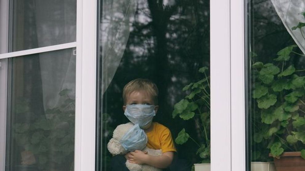 Efectele infecției cu COVID-19 asupra copiilor. Unii dintre ei au simptome chiar și după luni bune de la vindecare 