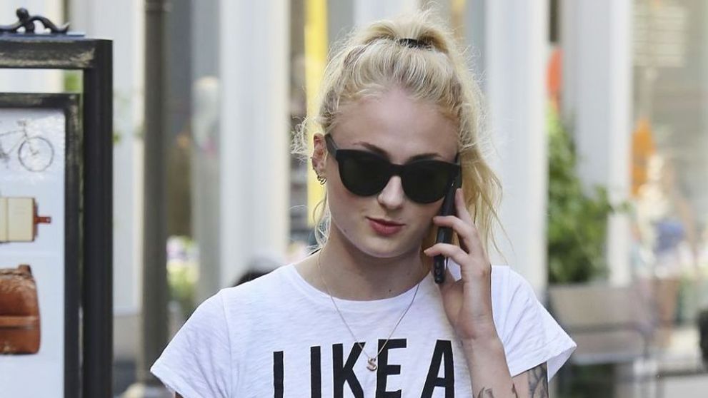 Asta da schimbare! Sansa Stark, blonda si plina de tatuaje! Noul ei look, o adevarata surpriza pentru fanii 