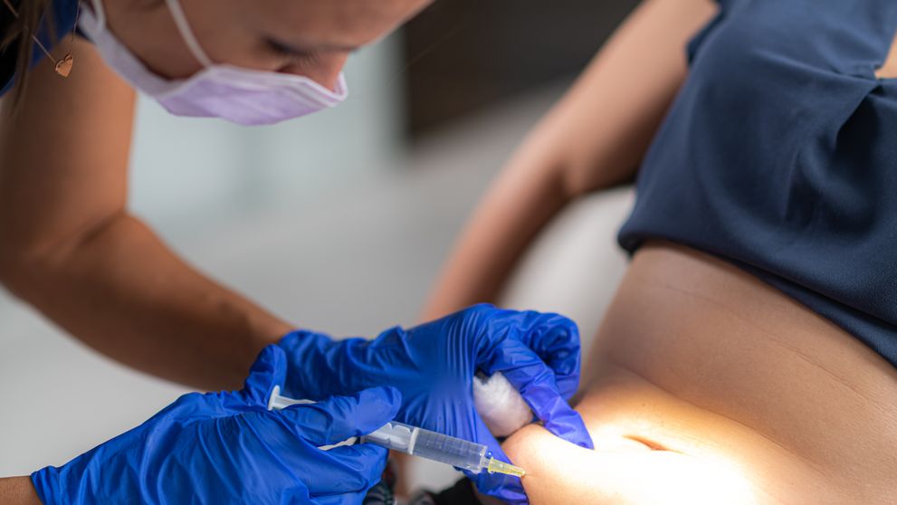 A ieșit aproape inconștientă dintr-o clinică după o operație estetică și apoi i s-a pierdut urma. Cazul care a îngrozit internetul