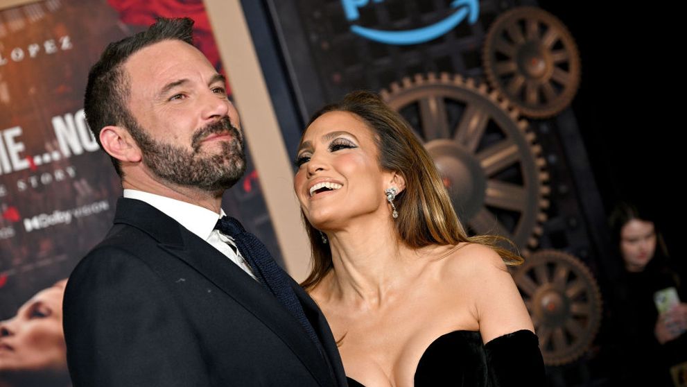 Jennifer Lopez și Ben Affleck, cuplul perfect pe covorul roșu. Diva latino, senzațională într-o rochie imprimată cu semnele zodiacale