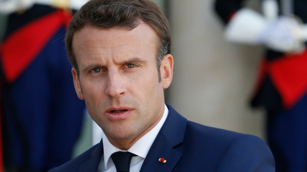 Cum a fost surprins Emmanuel Macron, în plină noapte. A părăsit patul conjugal pentru o activitate insolită