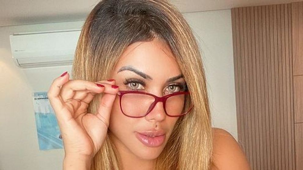 De ce a ales un model PlayBoy să facă yoga fără haine