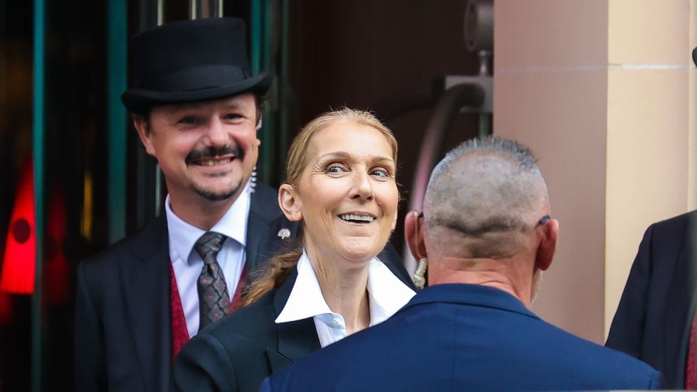 Imagini emoționante cu Celine Dion! Artista a făcut baie de mulțime la Paris, în timp ce se vehiculează că a ajuns în capitala Franței pentru a cânta la ceremonia de deschidere a Jocurilor Olimpice