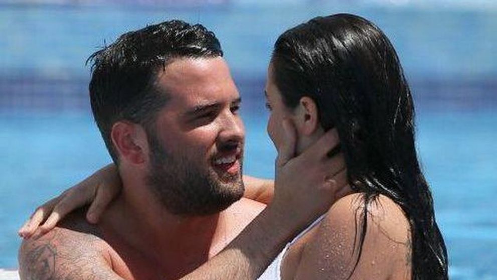 A purtat un costum de baie cu un numar mai mic. Cum a reusit sa atraga atentia acest cuplu la piscina
